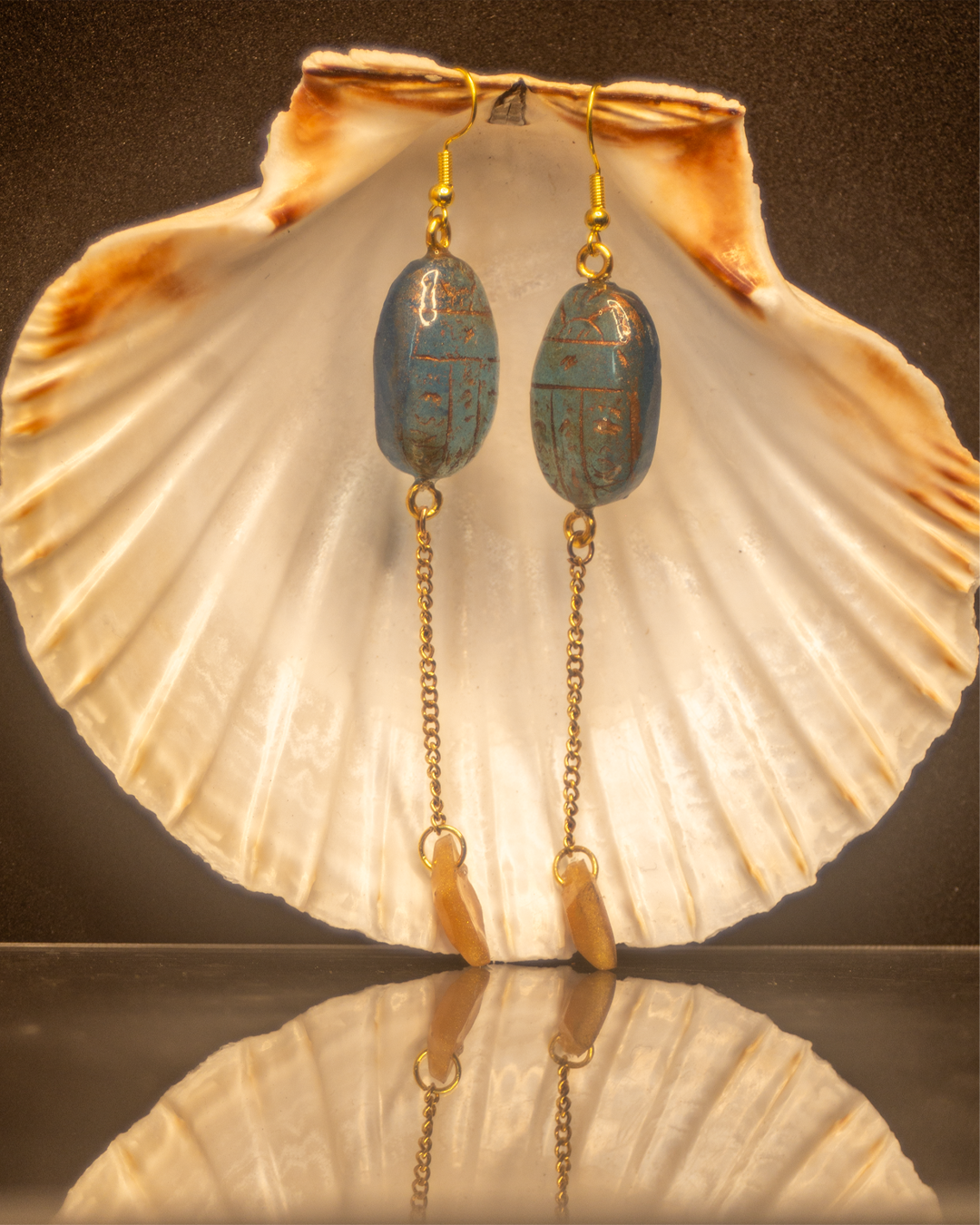 Hathor Sky - Scarab earrings in blue resin with golden highlights